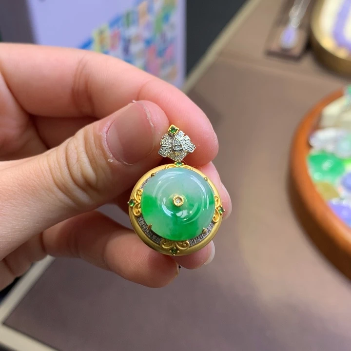 翡翠18K金镶嵌颈饰翡翠