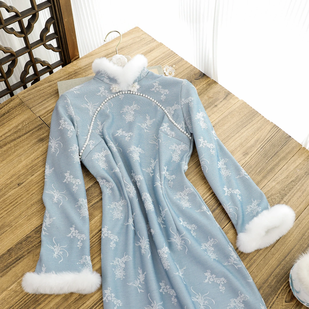 俏娘鱼蓝色新中式毛绒领旗袍女2025冬新款改良加绒保暖日常年轻款