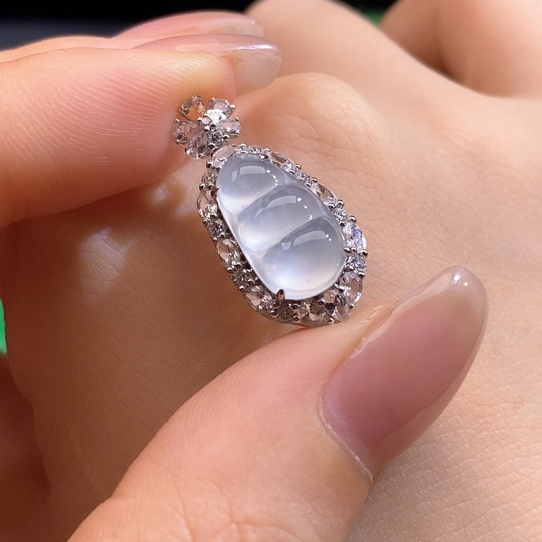 翡翠18K金镶嵌颈饰豆子