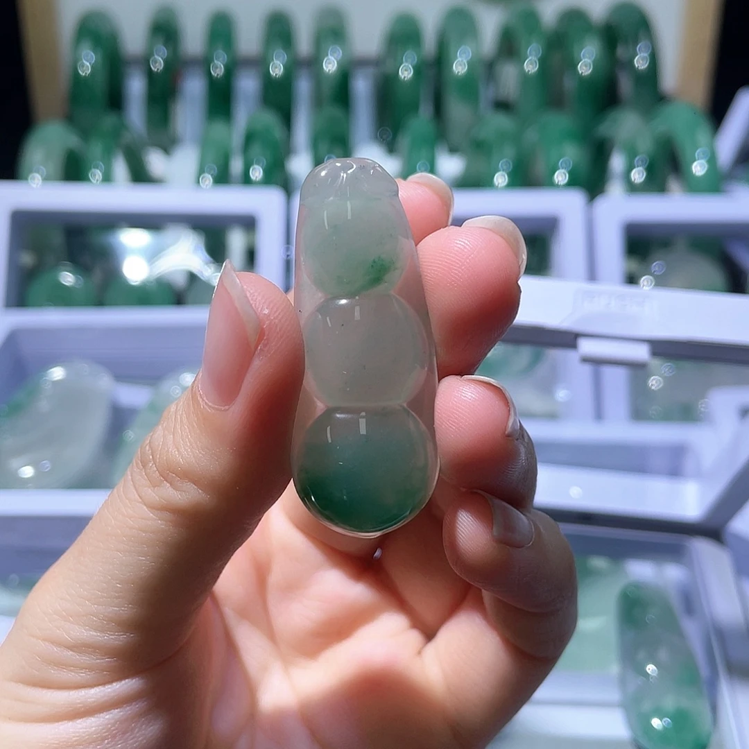 颈饰未镶嵌石英质玉（非洲翠）