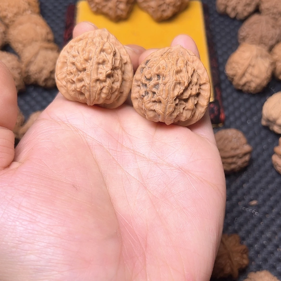 文玩核桃吊坠糖三角狮子头