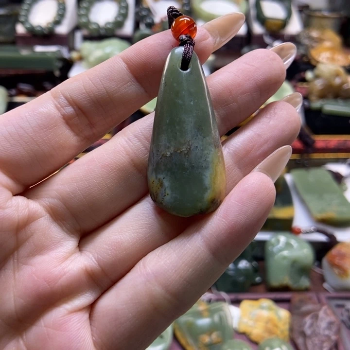 颈饰未镶嵌岫岩河磨玉（透闪石质玉）