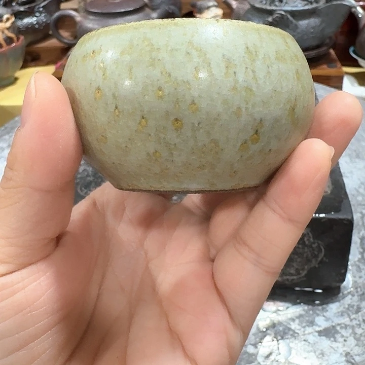 主人杯一个，瓷。。品茗
