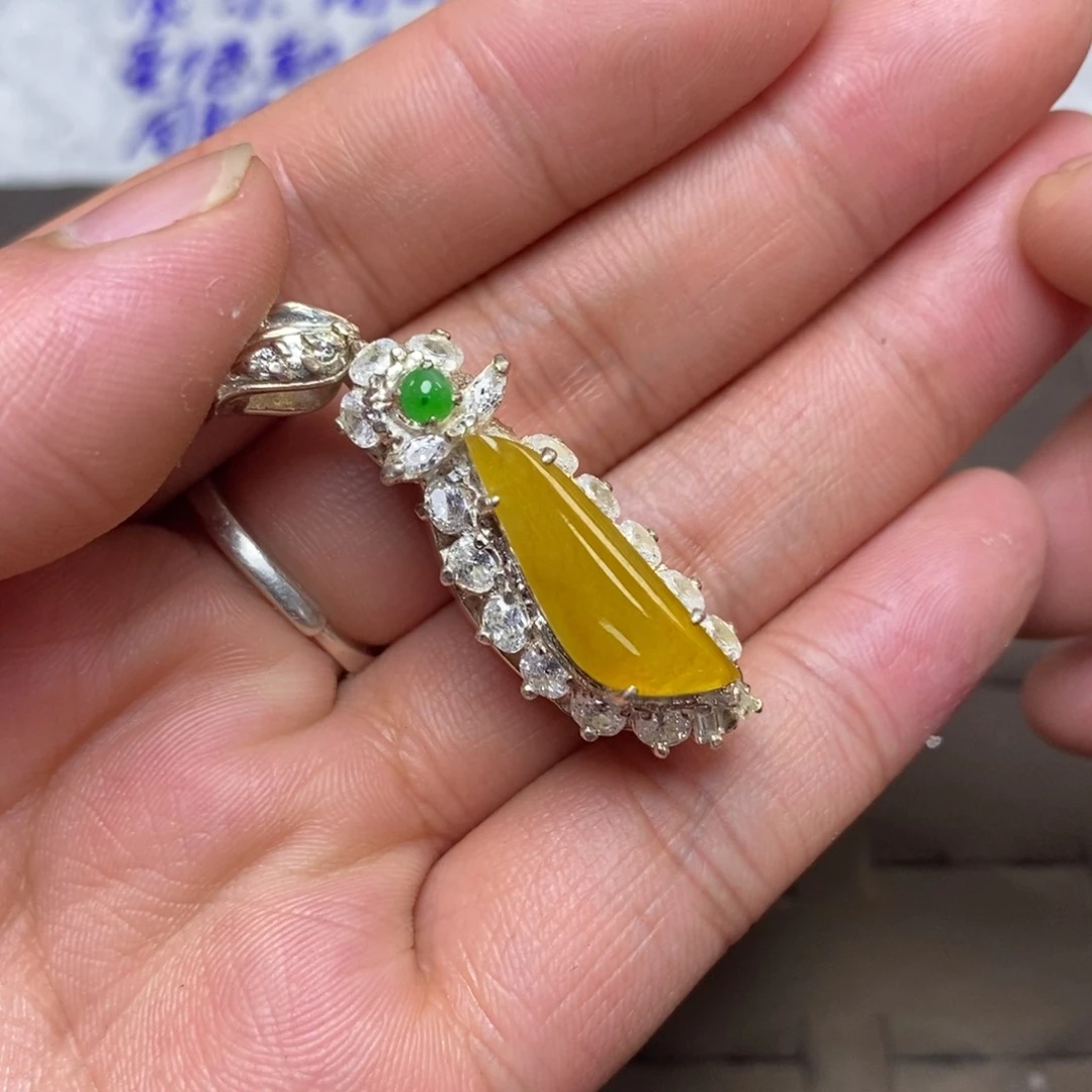 定制翡翠未镶嵌黄翡随形挂件