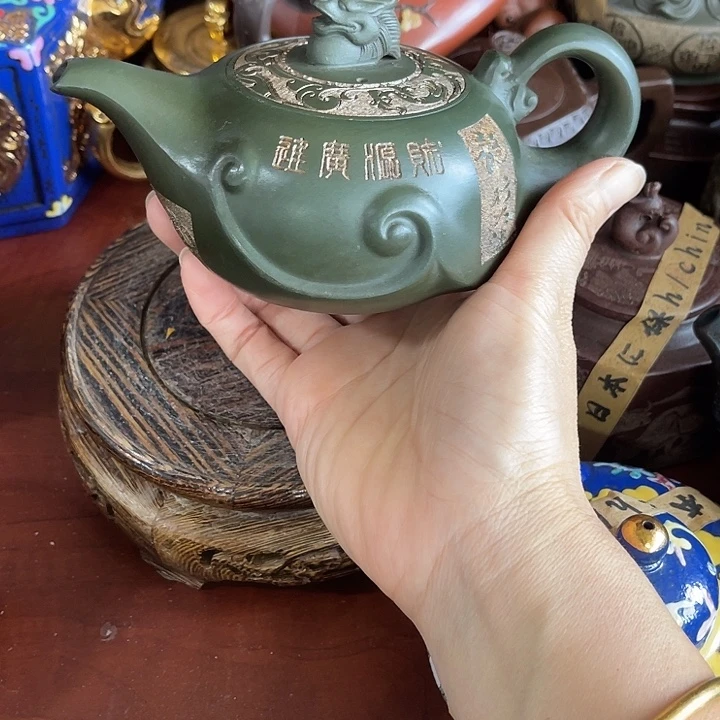 红泥茶壶原矿泥料手工制作的一把紫砂壶。