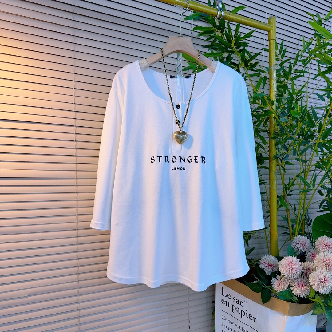 8671胖mm欧货时尚休闲半开了纯色刺绣字母款设计感显瘦百搭衫