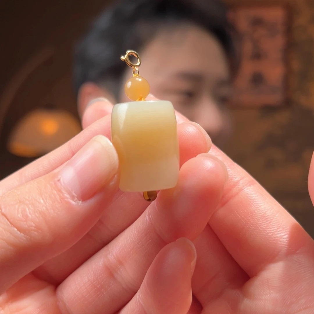 吊坠(不含链)18K金镶嵌和田玉俄糖白路路通450