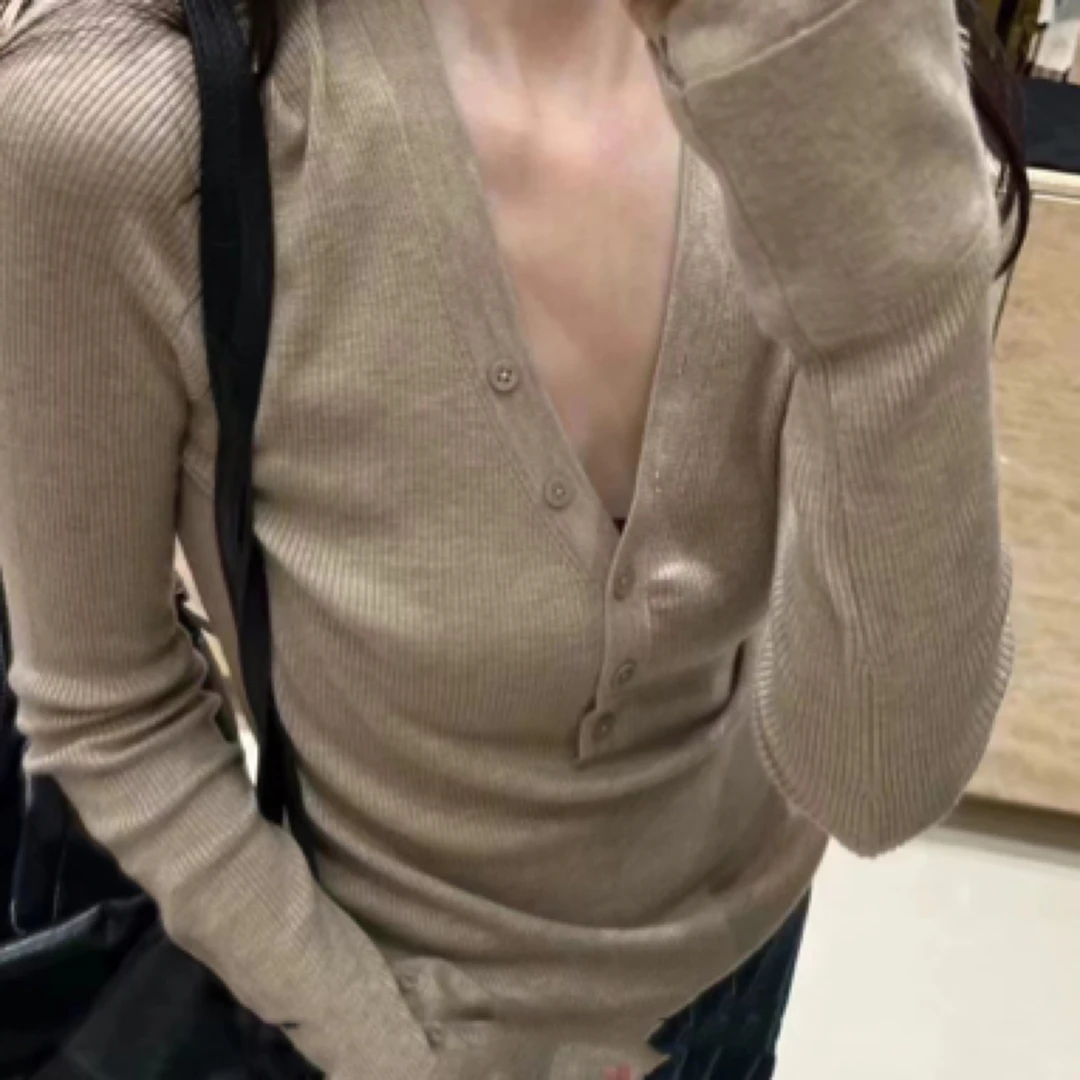 设计感纽扣V领长袖修身正肩针织长袖内搭打底衫上衣