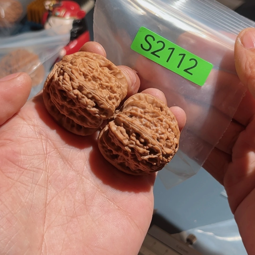 文玩核桃吊坠白狮子