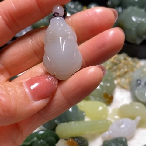 颈饰未镶嵌和田玉（糖玉）