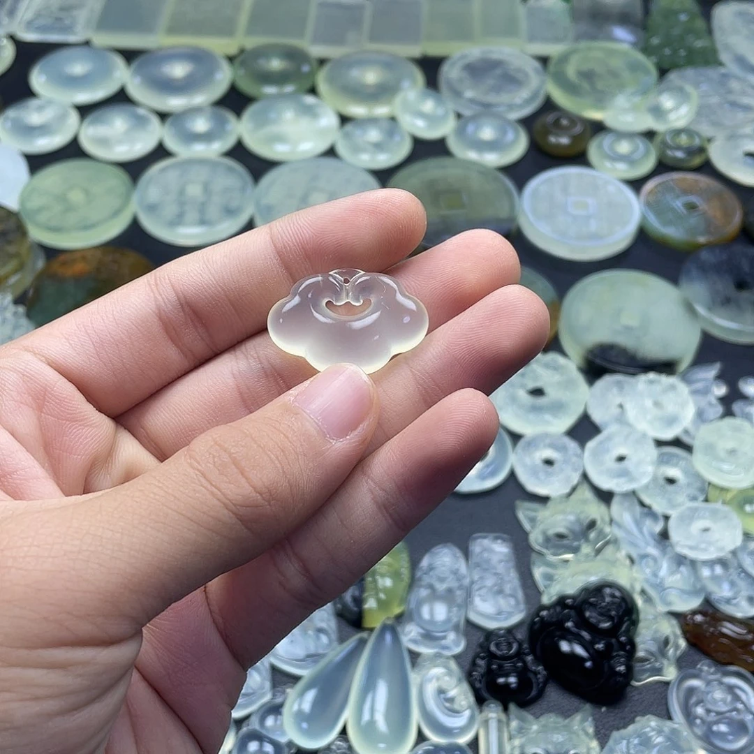 岫玉未镶嵌颈饰祥云锁