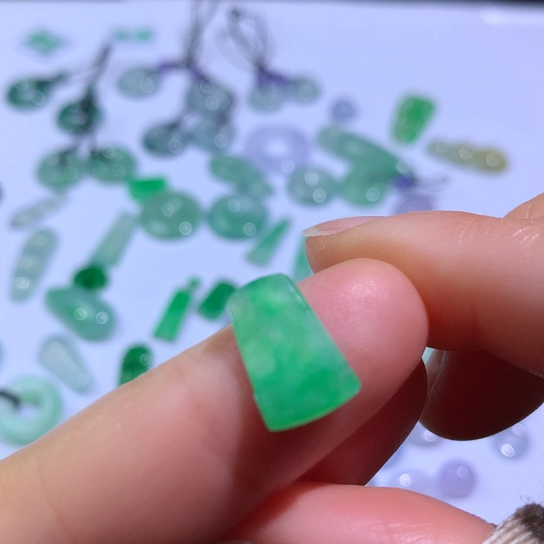 翡翠颈饰未镶嵌小无事