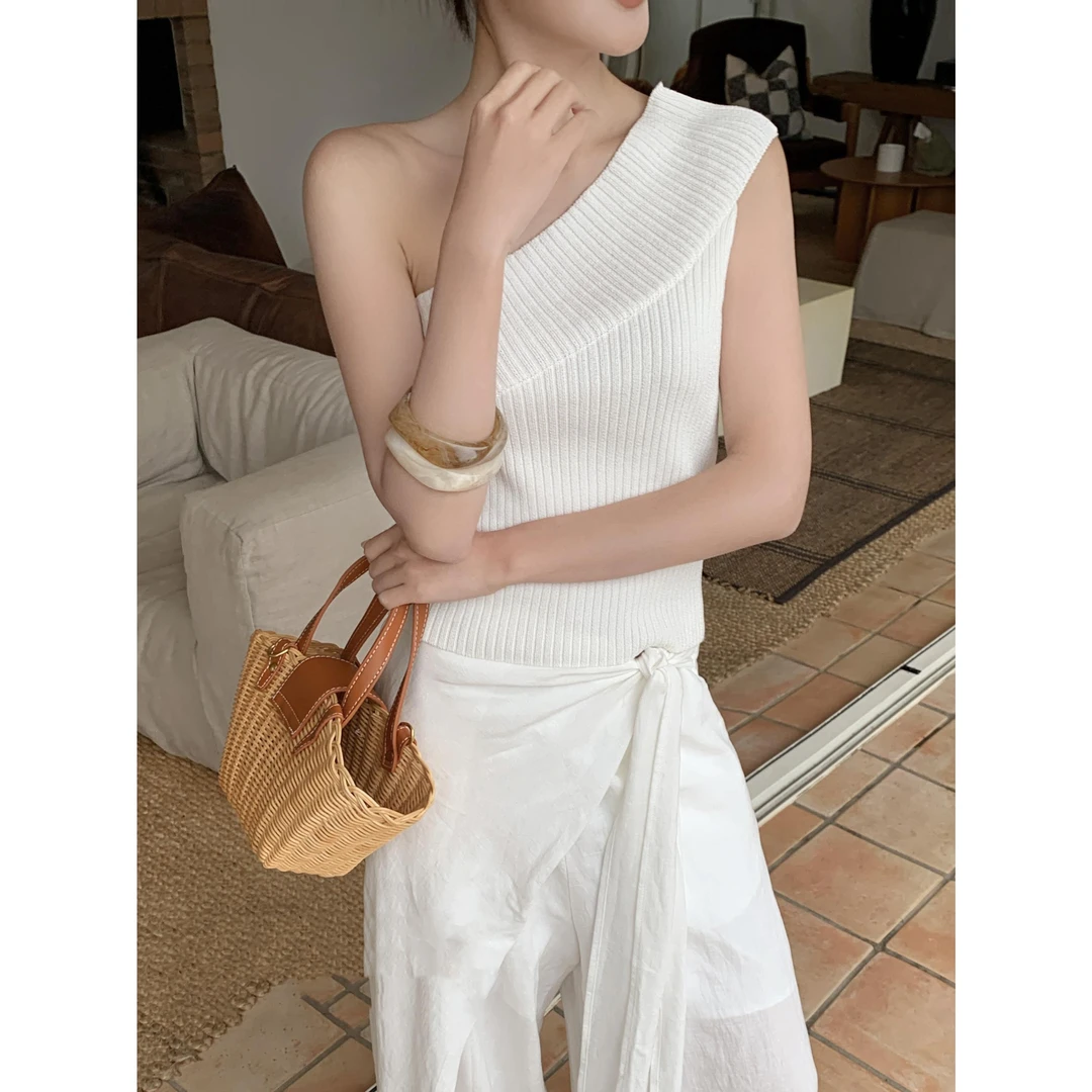 法式白色斜肩无袖针织衫女夏外穿气质设计感纯欲修身显瘦露肩上衣