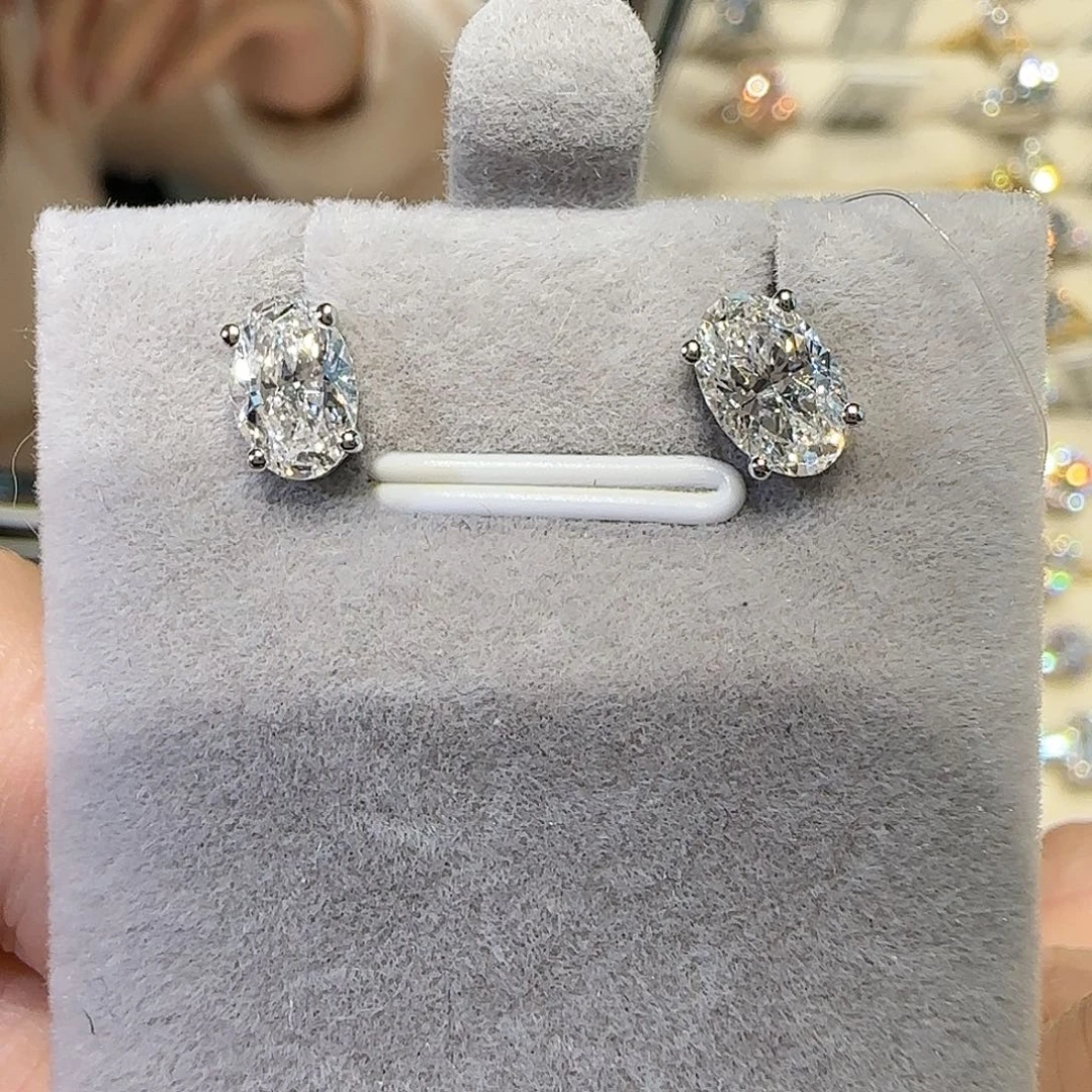 实验室培育钻石18K金镶嵌椭圆耳钉1.2卡