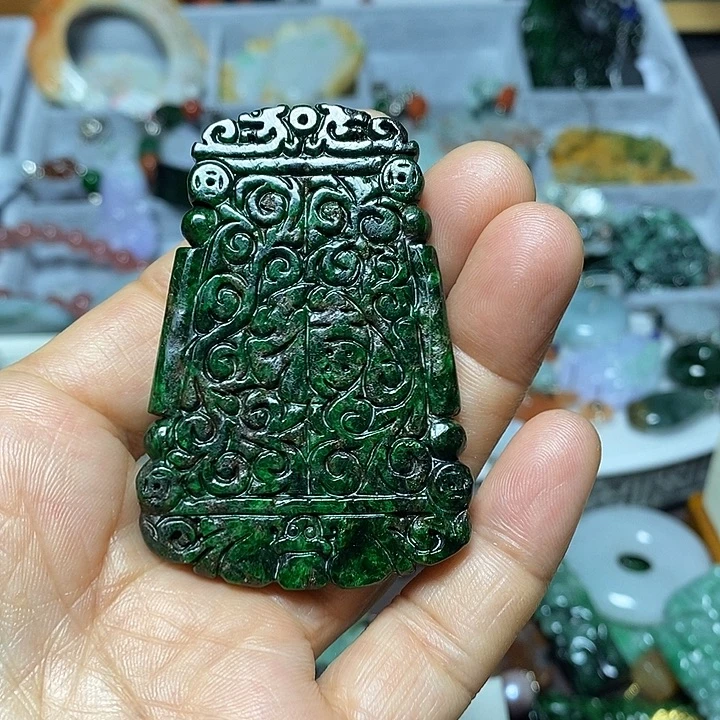 翡翠未镶嵌吊坠(赠链)