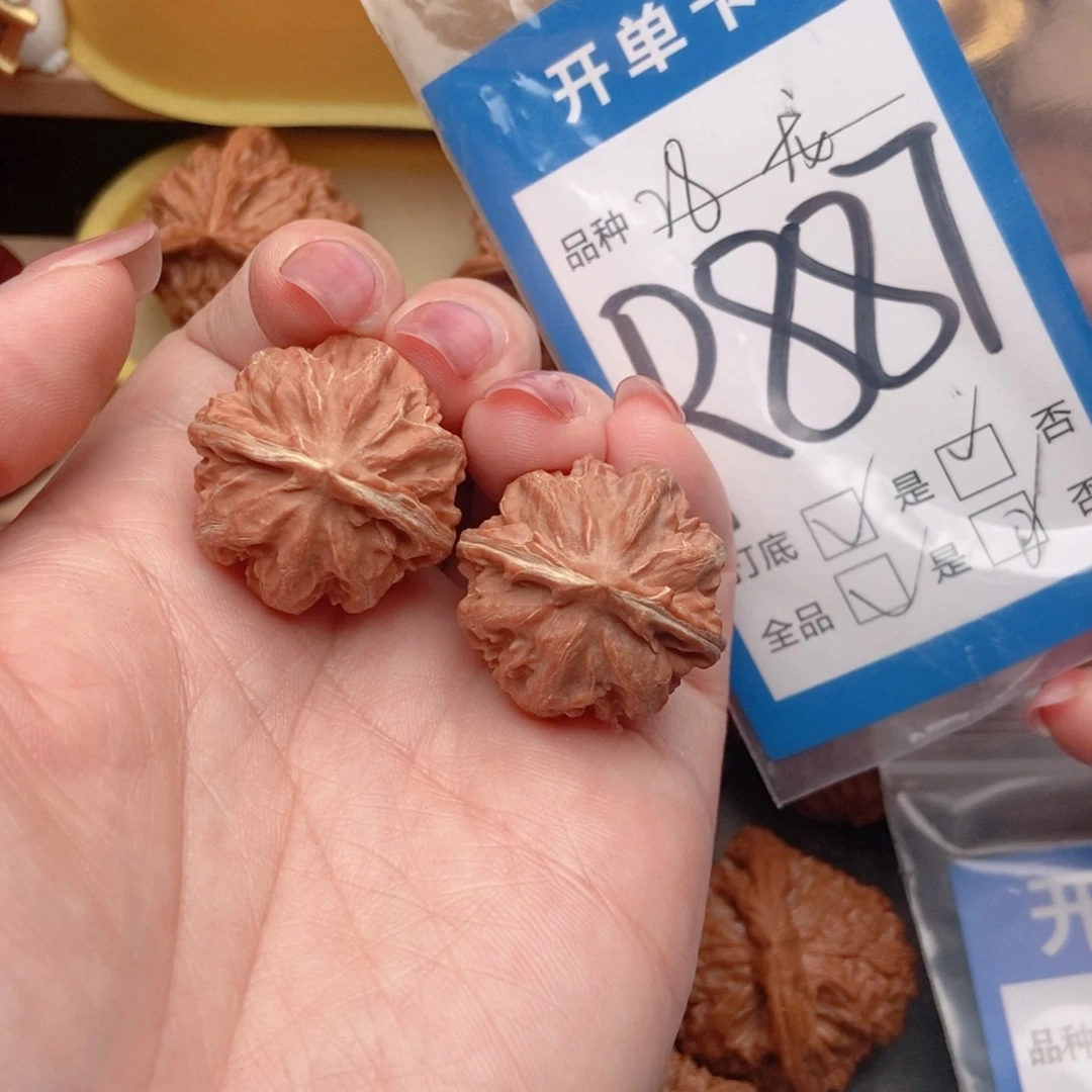 上***川桃核吊坠核桃霸王龙