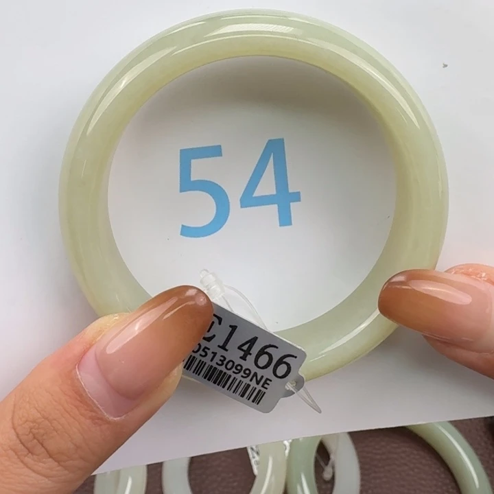 哎***圆和田玉未镶嵌手镯