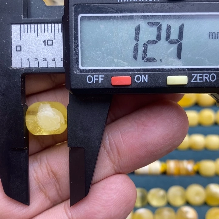 琥珀未镶嵌裸石19号12.4*9.8喇叭口微瑕