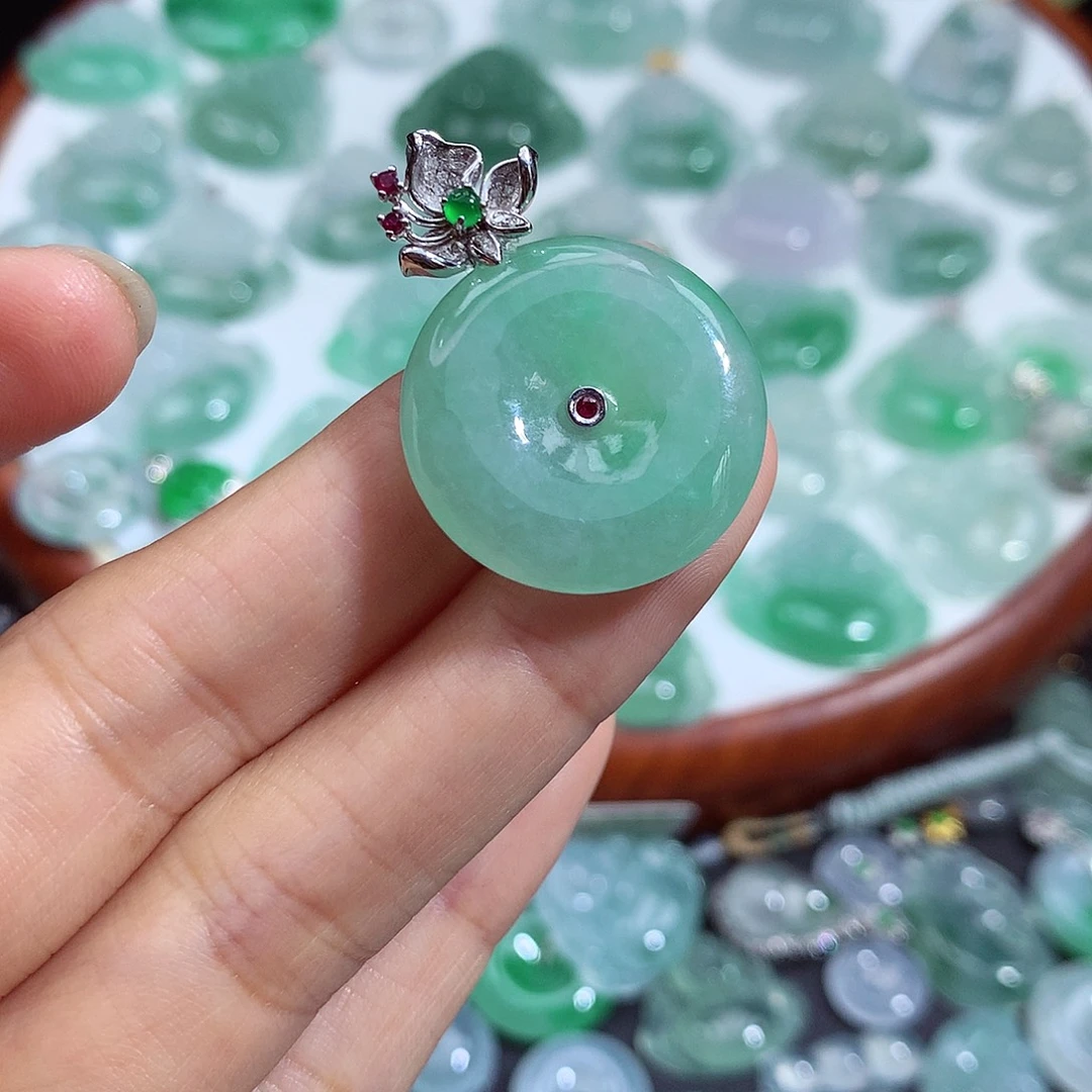 翡翠未镶嵌颈饰平安扣