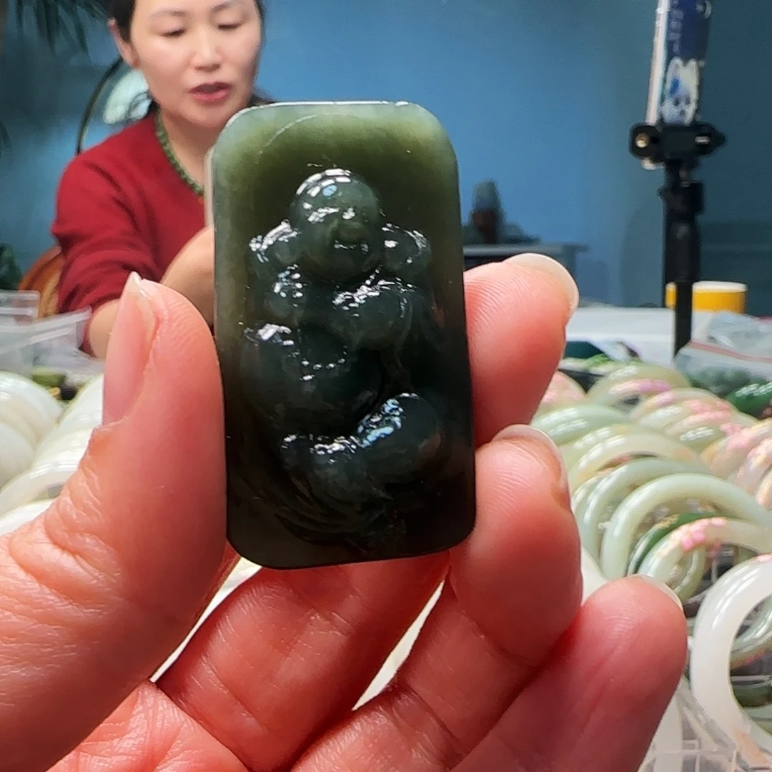 和田玉未镶嵌颈饰佛公