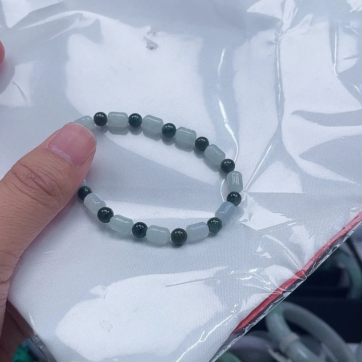 翡翠手镯未镶嵌翡翠