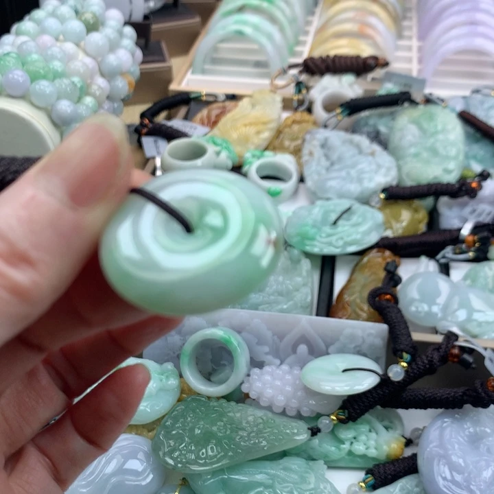 翡翠颈饰未镶嵌心****雨吊坠