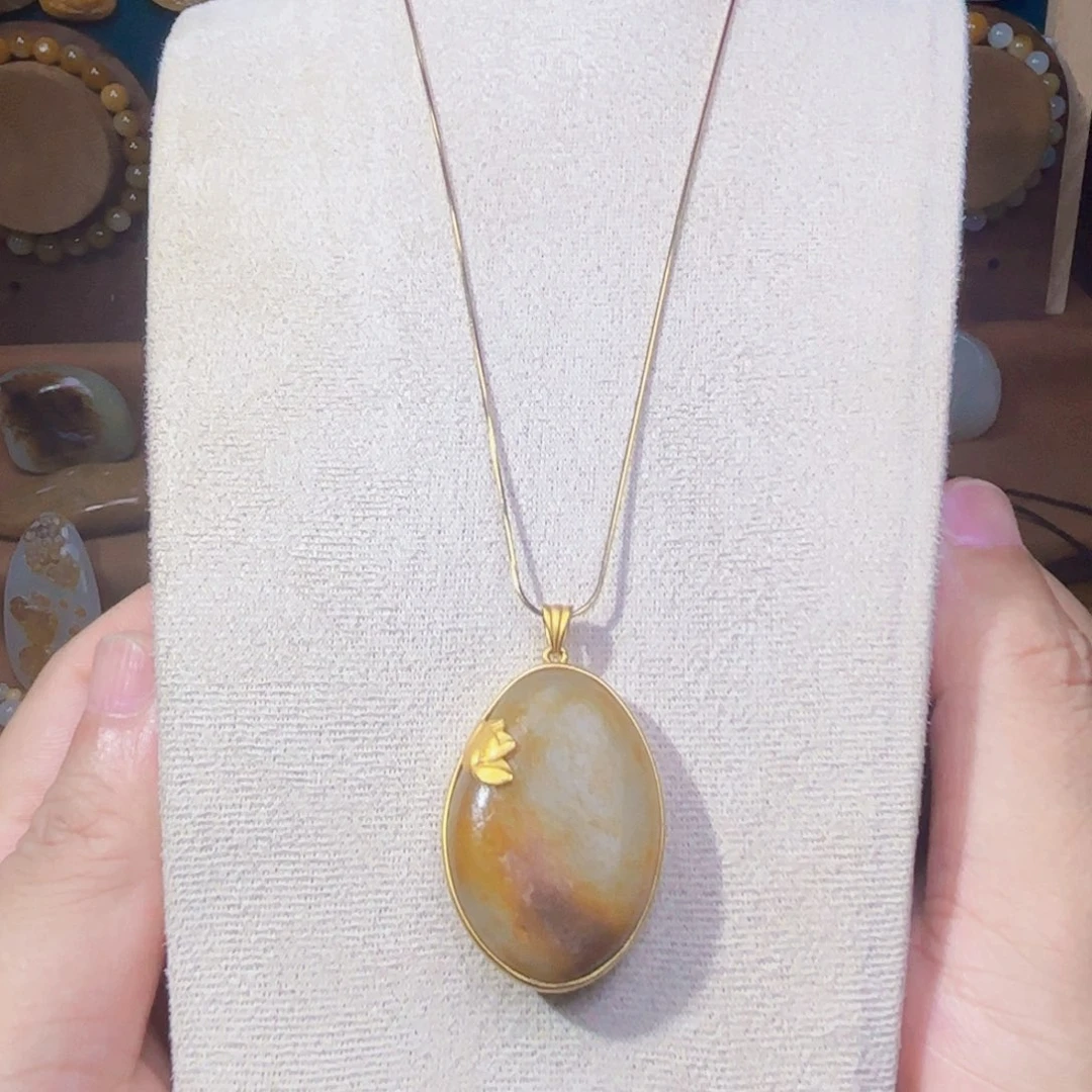 和田玉足金镶嵌吊坠(赠链)