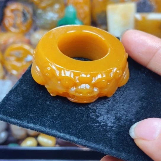 石英质玉（黄龙玉）未镶嵌颈饰