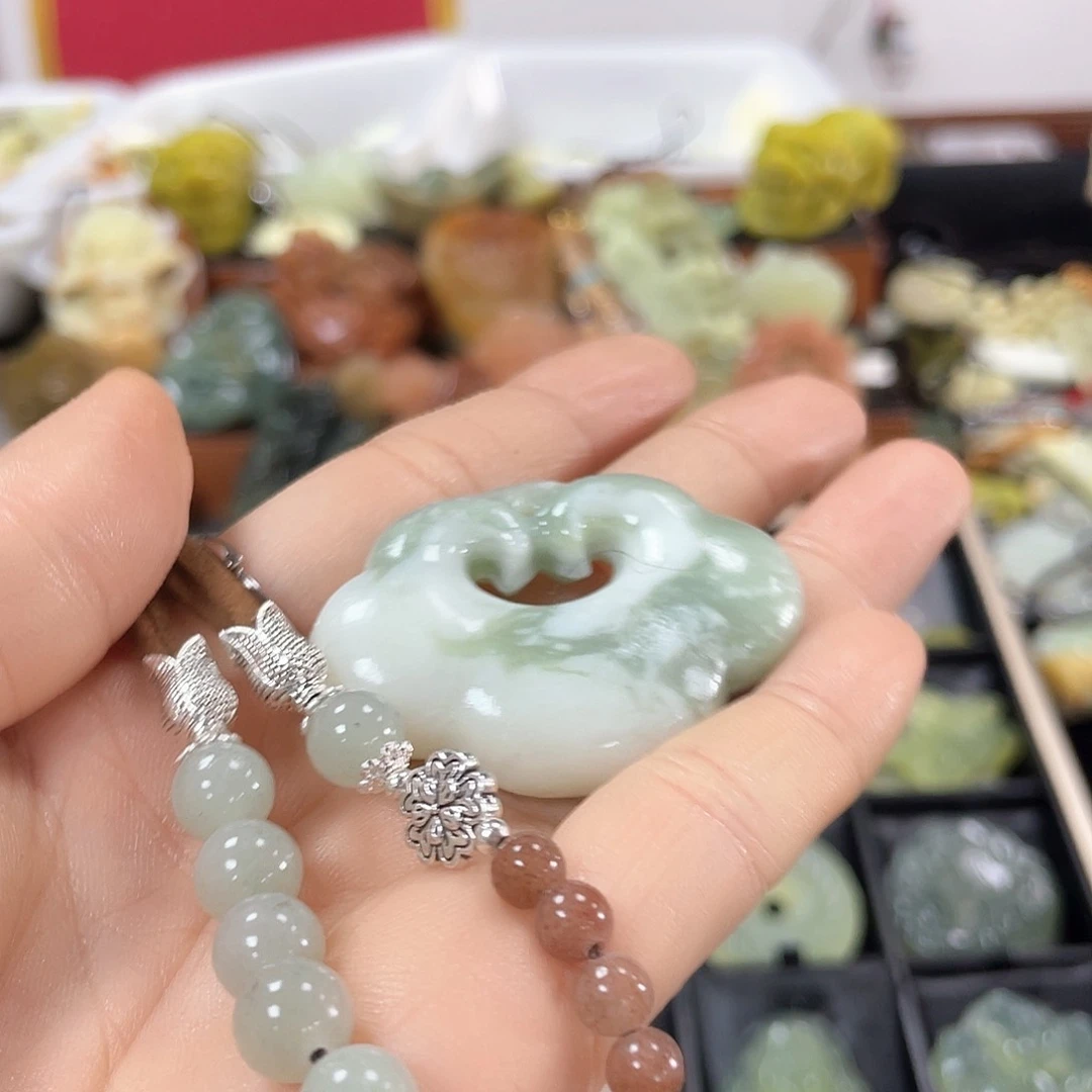 蛇纹石玉颈饰未镶嵌