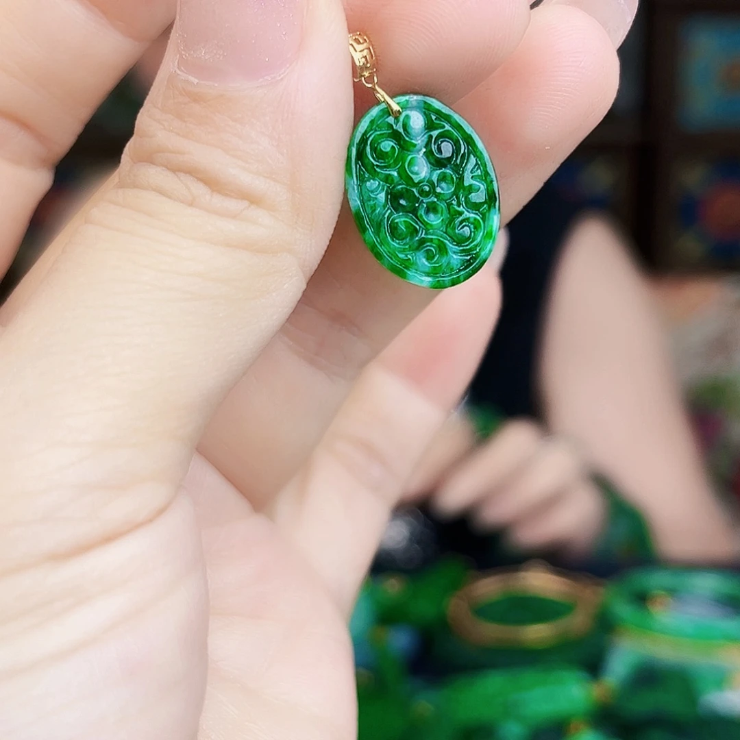 翡翠18K金镶嵌颈饰多样性