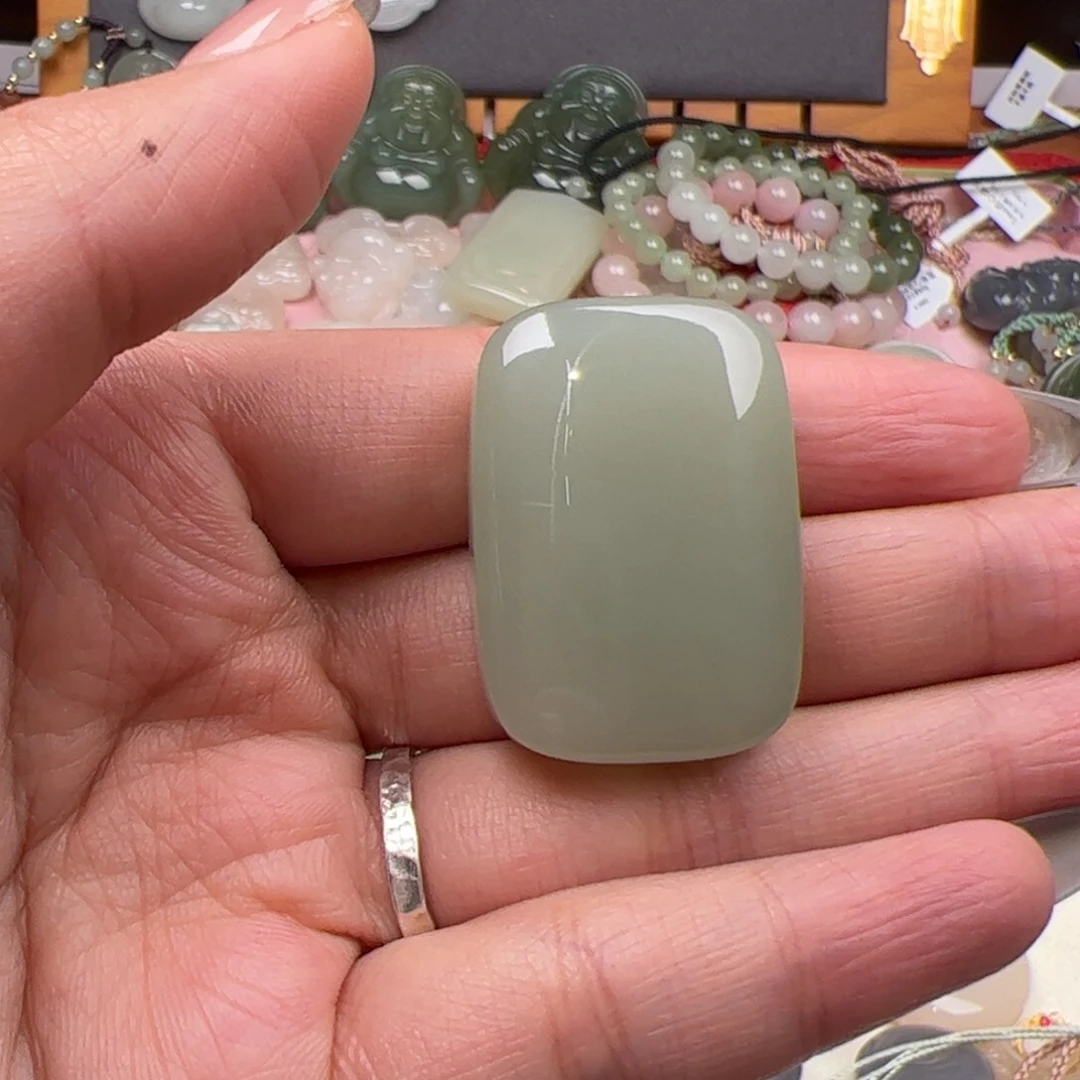 和田玉颈饰未镶嵌是***?