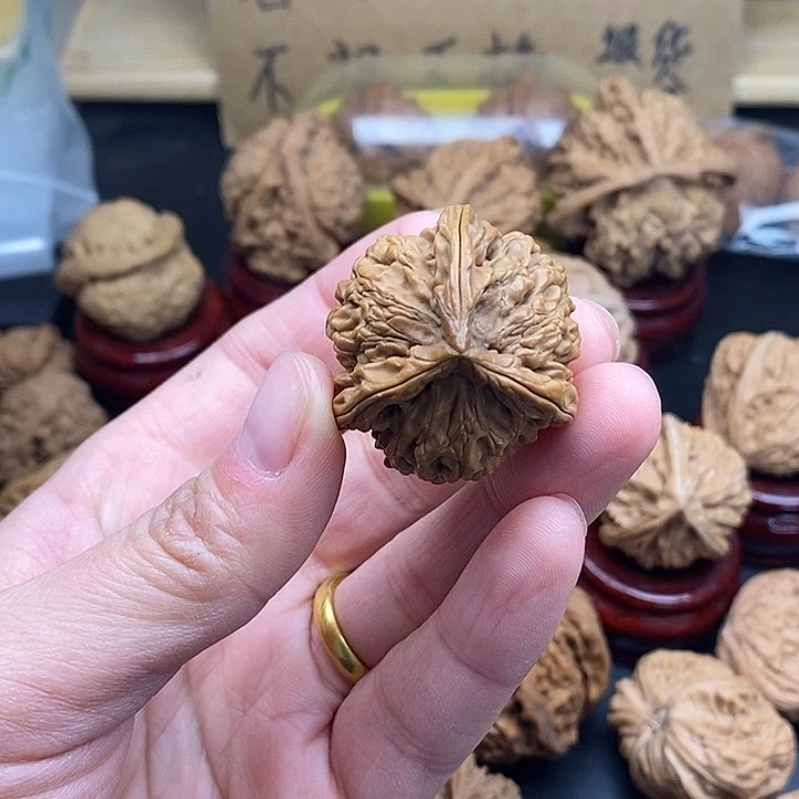 用***5文玩核桃吊坠裂瑕疵不退不换