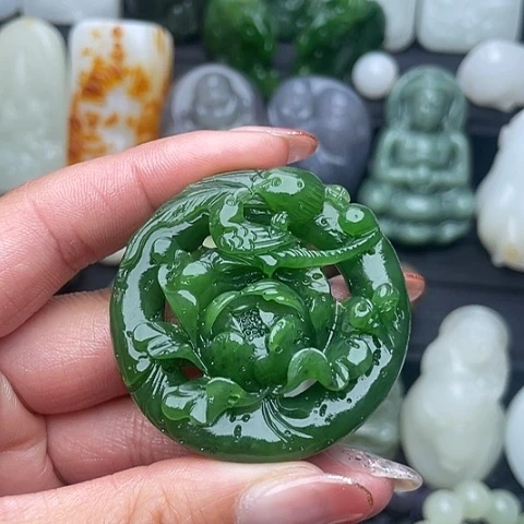 和田玉未镶嵌颈饰雪*