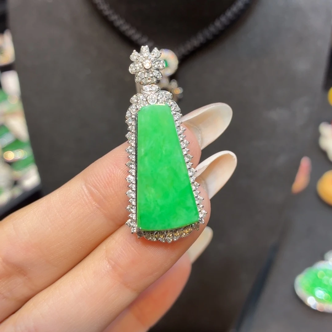 翡翠18K金镶嵌颈饰