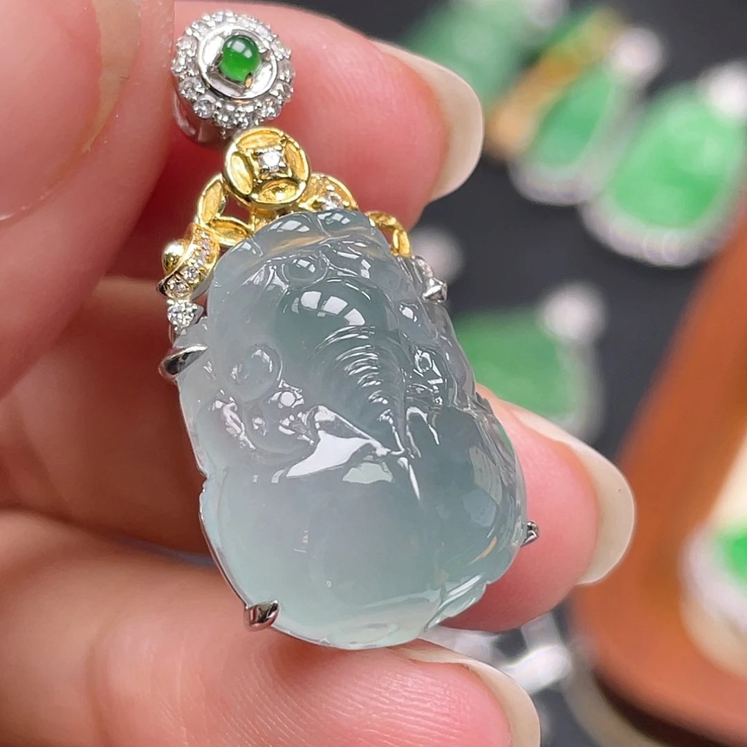 翡翠18K金镶嵌颈饰高冰貔貅