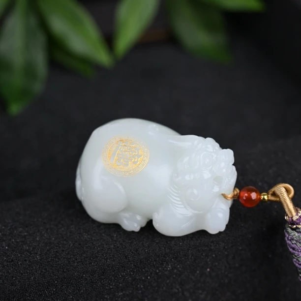 天然和田玉俄料貔貅挂件(落款)（WH3554）