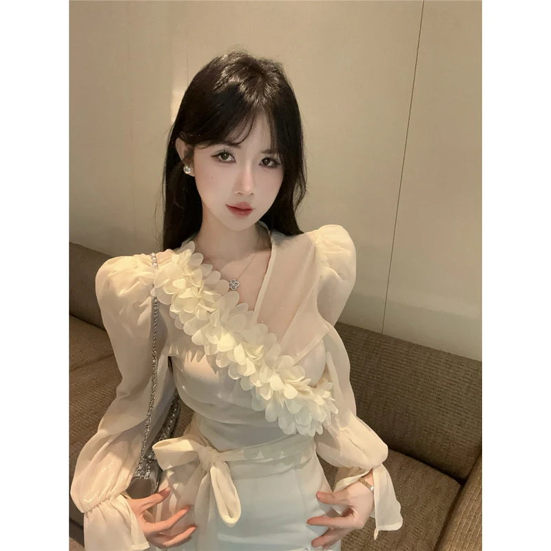设计感百搭绑带收腰气质上衣女新款杏色V领泡泡袖手工花瓣薄衬衫