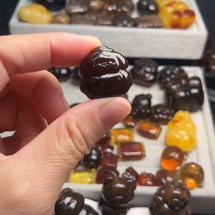 琥珀未镶嵌颈饰狗