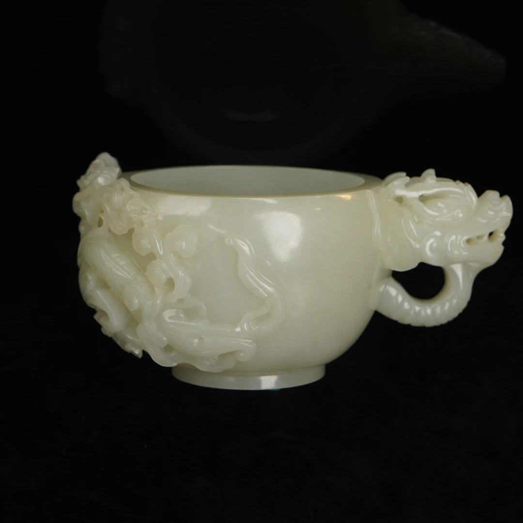 【清】白玉龙纹（高5.2cm宽11.3cm重236g）