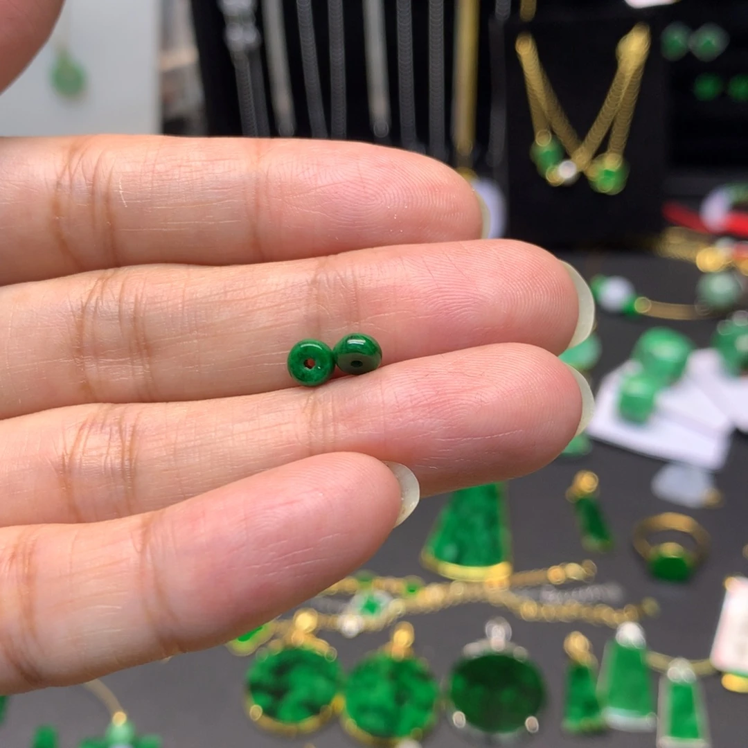 神***！翡翠未镶嵌颈饰有纹裂