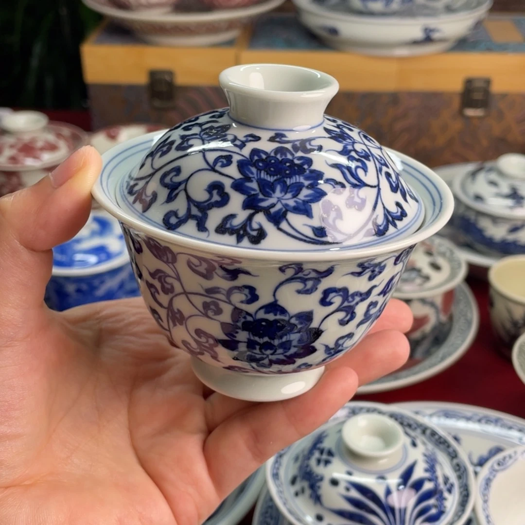 11景德镇青花微瑕缠枝莲盖碗