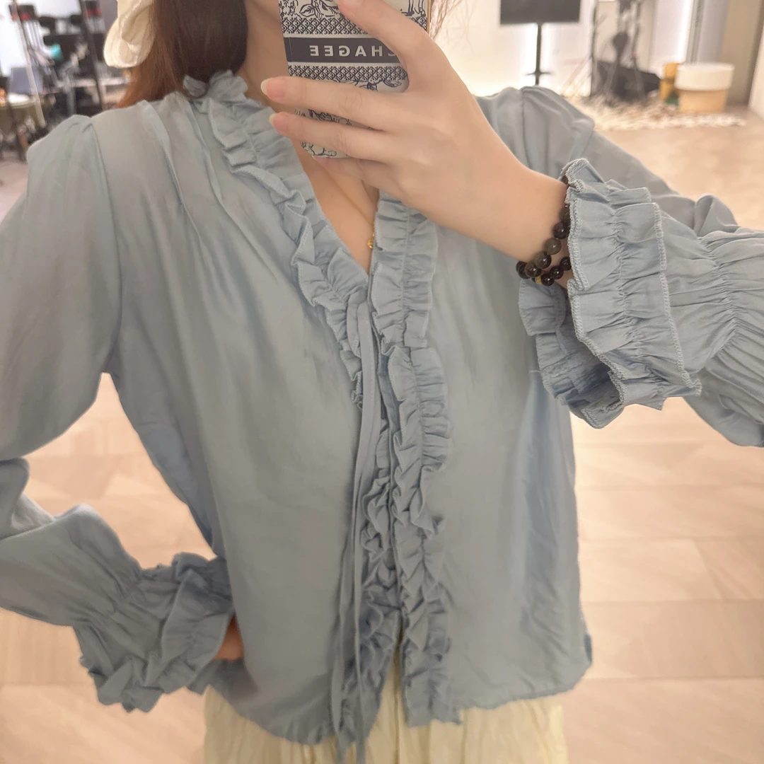 lovetaotao《蓝粉雾海》法式设计感V领木耳边宽松长袖时尚