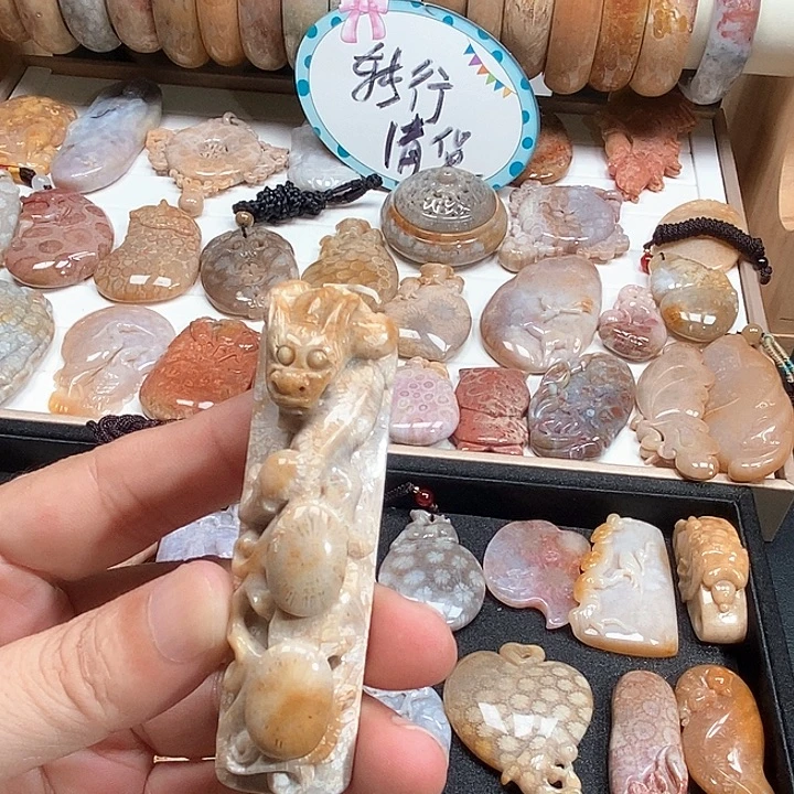 颈饰未镶嵌硅化珊瑚（珊瑚玉）