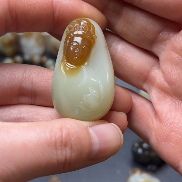 用***8和田玉（糖玉）未镶嵌颈饰