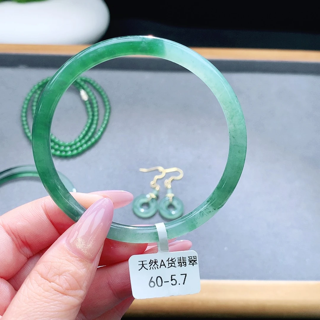未镶嵌手镯（圆镯）翡翠