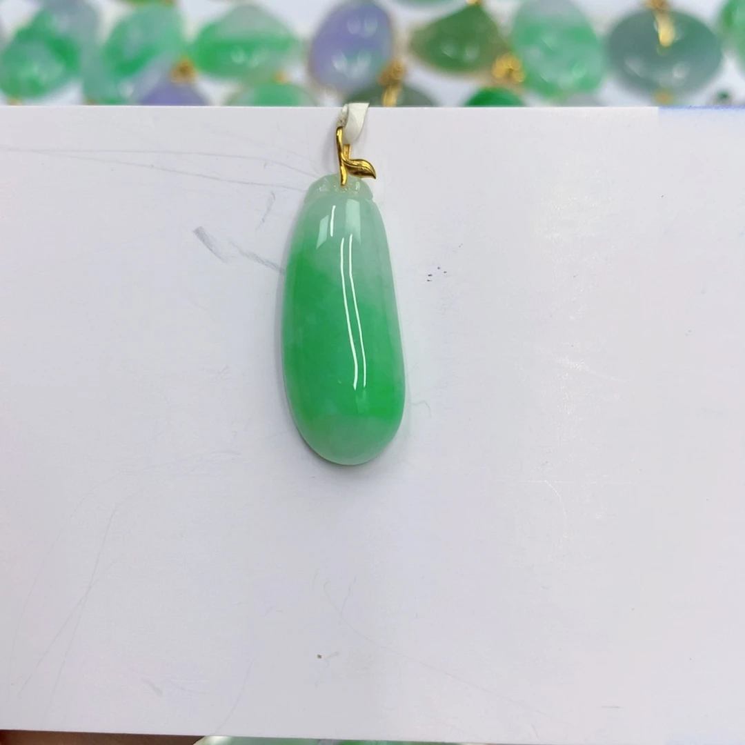 爱***啵颈饰18K金镶嵌翡翠翡翠