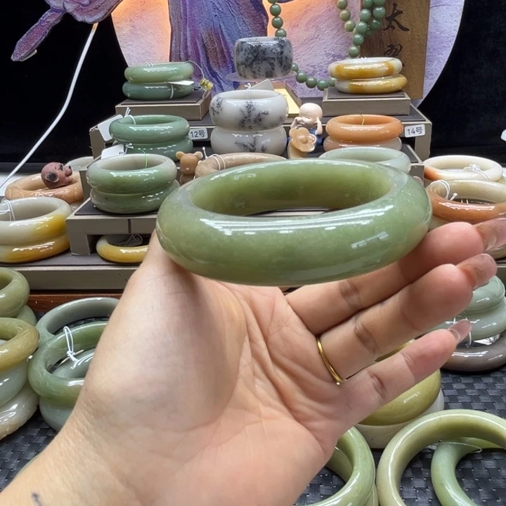 y***i未镶嵌手镯石英质玉