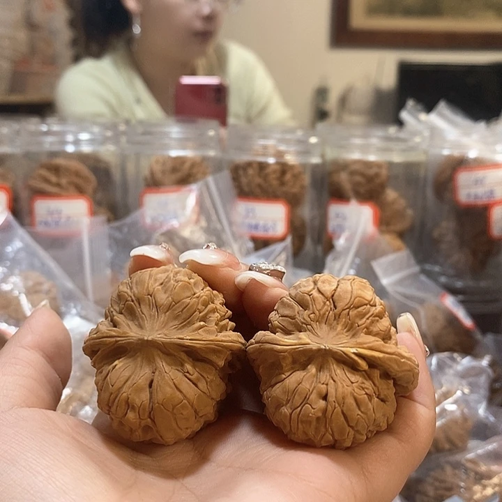 文玩核桃吊坠?**?甲骨文有黄