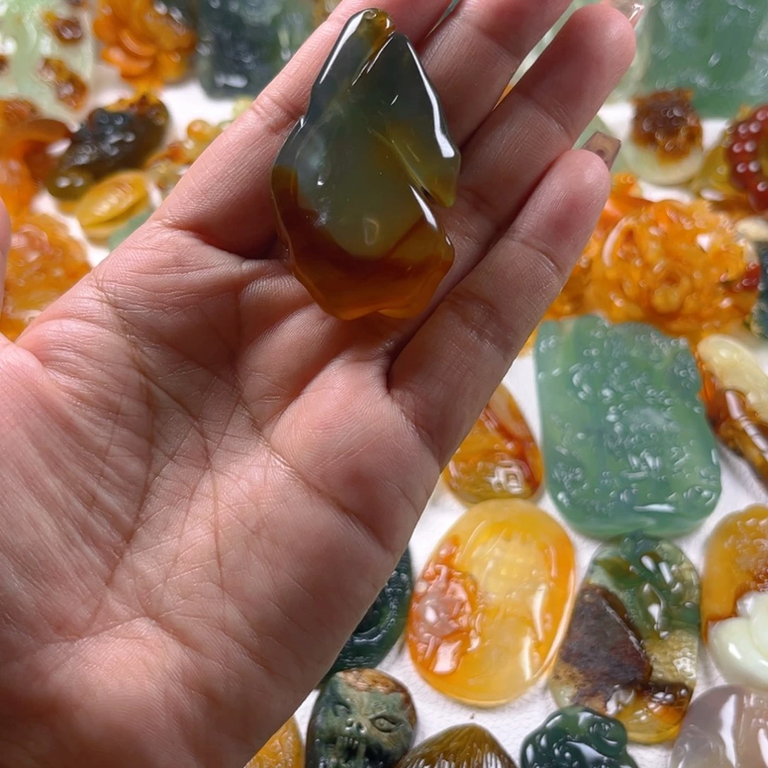 小***心蛇纹石玉未镶嵌颈饰