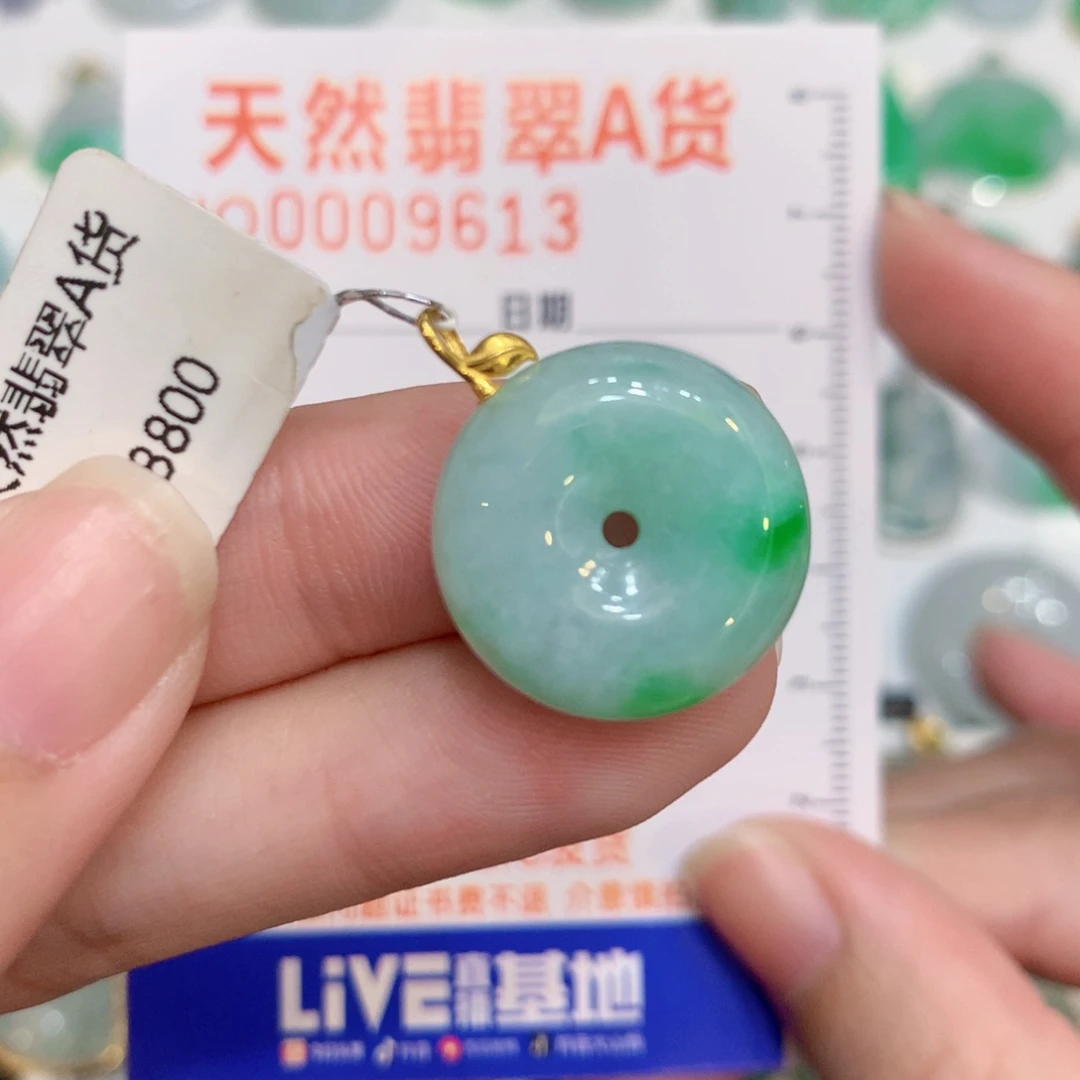 翡翠18K金镶嵌颈饰扣